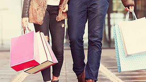 Πότε ξεκινάει το εορταστικό ωράριο και ποια Κυριακή θα ανοίξουν τα μαγαζιά