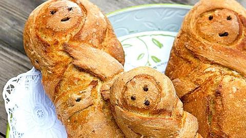 Πώς να φτιάξετε παραδοσιακά Λαζαράκια με το παιδί