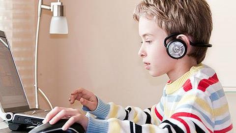 Παιδί στο Facebook: Προλάβετε τους κινδύνους