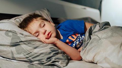 Ο 7χρονος γιος μου βρέχει το κρεβάτι του. Πώς μπορώ να τον βοηθήσω;