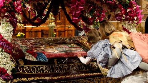 Γιατί είναι σημαντικό να πηγαίνουμε στον Επιτάφιο και στην Ανάσταση με τα παιδιά