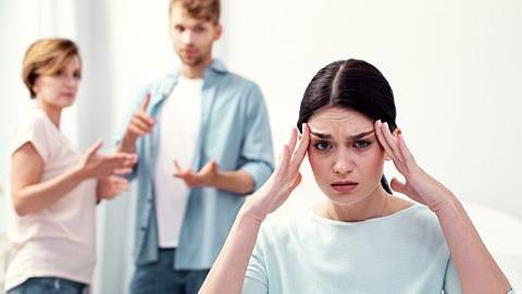  Η μητέρα του αγοριού μου μας πιέζει για γάμο. Πώς μπορώ να της βάλω από τώρα όρια;