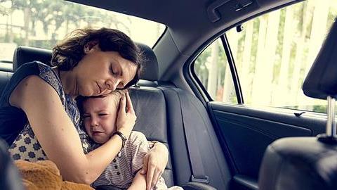 Γιατί πρέπει να παρηγορούμε πάντα τα παιδιά όταν κλαίνε