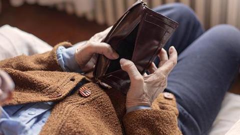 «Πώς εξαπάτησαν τους ηλικιωμένους γονείς μου για να τους κλέψουν»