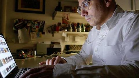 Ο σύζυγός μου δεν θέλει να κάνουμε έρωτα συχνά και νομίζω ότι προτιμά να βλέπει ερωτικές ταινίες. Τι δείχνει αυτό για τη σχέση μας;