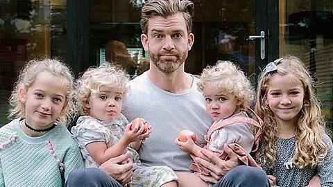 Μπαμπάς μας δείχνει τις καθημερινές περιπέτειές του με τις 4 κόρες του