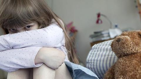 Η ανιψιά μου δεν εκφράζει τη θλίψη της για το θάνατο του παππού της παρά το ότι έχουν περάσει χρόνια. Πώς θα την κάνω να μιλήσει γι’ αυτό;