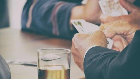 Ο σύζυγός μου έχει προβλήματα με τον τζόγο και γίνεται βίαιος. Πώς να το διαχειριστώ;