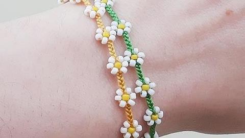 Φτιάξτε ανοιξιάτικα βραχιολάκια με λουλούδια παρέα με την κόρη σας