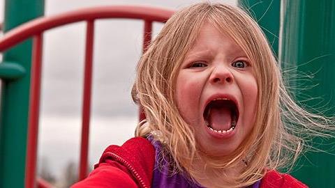 Η δασκάλα της 4 χρονών κόρης μου παραπονιέται ότι είναι ατίθαση. Τι μπορώ να κάνω;