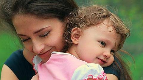 Οι 8 αγκαλιές που γνώρισα μόνο όταν έγινα μαμά