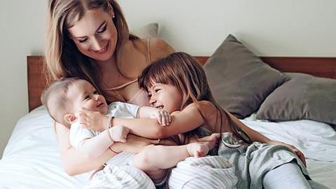 7 μαμάδες αποκαλύπτουν τι έκαναν διαφορετικά στο δεύτερο παιδί 