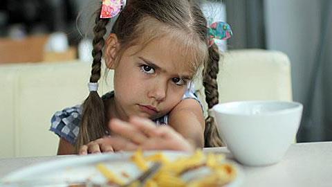 Η 5χρονη κόρη μου αρνείται να φάει κρέας γιατί λυπάται τα ζώα. Τι μπορώ να κάνω για να της αλλάξω γνώμη;