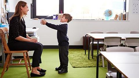 Συμβολικά δωράκια για τη δασκάλα του παιδιού