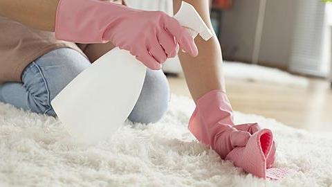 Χαλιά, ντουλάπες, κουρτίνες: 3 δουλειές που μισούμε και πώς θα τις κάνουμε σωστά