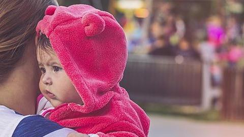 Μη νιώθετε άσχημα αν δεν ταιριάζετε με τις άλλες μαμάδες