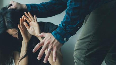 Τα μυστικά της διπλανής πόρτας: Όταν η βία βρίσκεται στο διπλανό διαμέρισμα