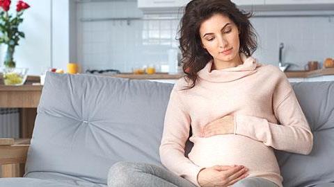 Είμαι 19 χρονών και έγκυος. Ο σύντροφός μου θέλει να παντρευτούμε αλλά δεν είμαι σίγουρη.