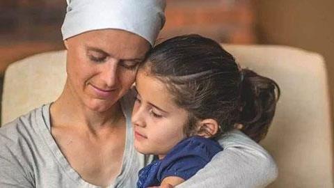 Πώς πρέπει να μιλήσουμε στο παιδί αν κάποιος από τους γονείς έχει καρκίνο 