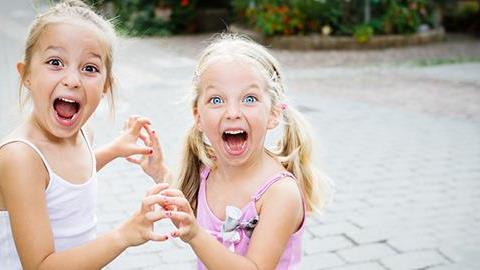 Κάνω παρατήρηση σε δυο μαμάδες που τα παιδιά τους ξεσηκώνουν τη γειτονιά αλλά με αγνοούν…