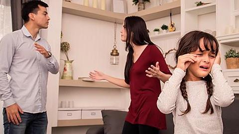 Ο σύζυγός μου με κατηγορεί συνεχώς μπροστά στα παιδιά. Πώς να διαχειριστώ αυτήν την κατάσταση;