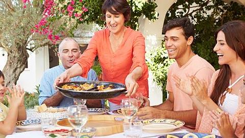 Ελληνική οικογένεια σημαίνει αγκαλιές, «έξω καρδιά» και «αρχές από το σπίτι»!