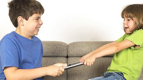 Το «τραπέζι της ειρήνης»: η μέθοδος που σταματάει τους καβγάδες των παιδιών 