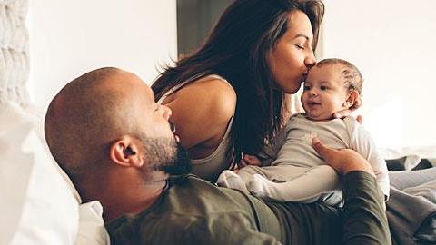 Έχω τύψεις που θα αφήσουμε το μωρό μας στη γιαγιά για να πάμε τριήμερο...