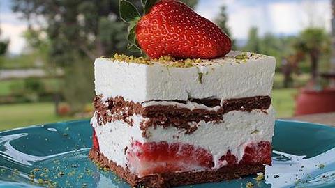 Το πι δροσερό γλυκό με γιαούρτι και φράουλες για όλη την οικογένεια