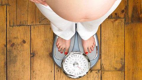 Πώς η εμμονή της εγκύου με το βάρος βάζει σε κίνδυνο το έμβρυο 
