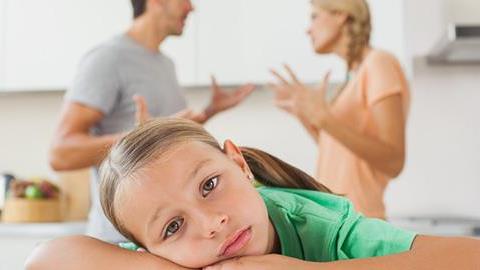 Οι γονείς μου τσακώνονται έντονα και δεν αντέχω άλλο. Χρειάζομαι μια συμβουλή