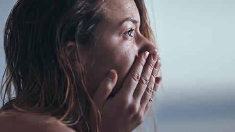 «Μιλήστε!»: H συμβουλή ενός μπαμπά που έχασε την γυναίκα του από την επιλόχειο κατάθλιψη 