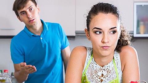 Ο σύζυγός μου γίνεται επικριτικός με όλους και ανησυχώ μήπως αποτελεί λάθος πρότυπο για τα παιδιά. Τι να κάνω;