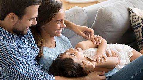 Δεν είναι και τόσο δύσκολο να είσαι σωστός μπαμπάς και σύντροφος