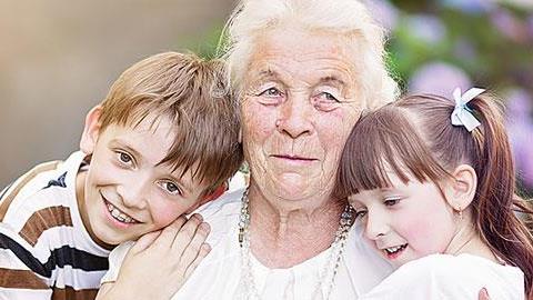 Βλέπω τους γονείς μου να γερνάνε και δεν μπορώ να συνειδητοποιήσω ότι θα τους χάσω