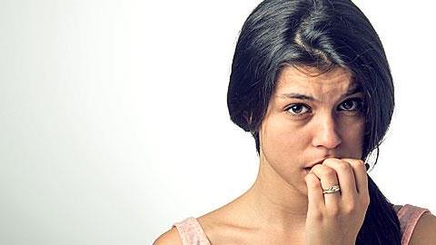 Είμαι 14 χρονών και δεν μπορώ να σταματήσω να τρώω τα νύχια μου. Τι μπορώ να κάνω;