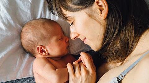 Το άγχος μιας νέας μαμάς κρύβει μοναξιά και φόβο