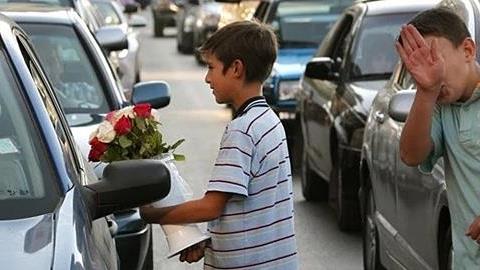 Τα παιδιά πρέπει να παίζουν, όχι να εργάζονται!