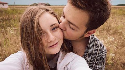 Σεξ από τα 14: Είναι έτοιμοι οι νέοι για ένα τόσο μεγάλο βήμα;