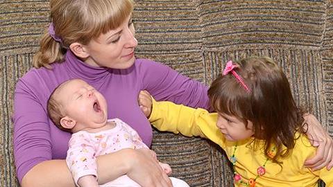 Η 6 ετών κόρη μου δεν θέλει καθόλου τη μικρή της αδερφή. Έχω δοκιμάσει τα πάντα...