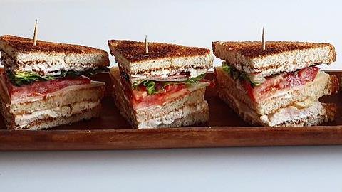 Πώς να φτιάξετε εύκολα πεντανόστιμο club sandwich κοτόπουλο