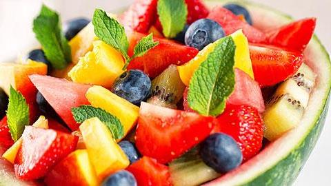 Η πανεύκολη καρπουζο-φρουτοσαλάτα που ενθουσιάζει όλα τα παιδιά