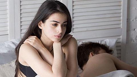 Ο άντρας μου με αποφεύγει σεξουαλικά αλλά βλέπει ερωτικές ταινίες. Πώς να το διαχειριστώ;