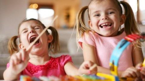 4 αποτελεσματικοί τρόποι για να απασχολείτε τα παιδιά τις ώρες κοινής ησυχίας