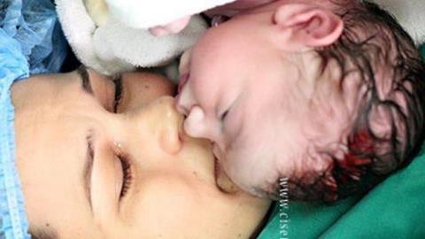 Οι 20 πιο συγκινητικές φωτογραφίες γέννας που έχετε δει ποτέ