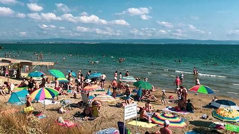 Σε ποιες παραλίες της Αττικής ΔΕΝ πρέπει να κολυμπήσετε με τα παιδιά