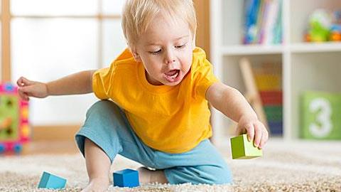 Ο 3χρονος γιος μου δεν μπορεί να παίξει μόνος του και ζητάει συνεχώς παρέα. Πώς μπορώ να τον βοηθήσω;