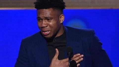 Ο Γιάννης Αντετοκούνμπο ευχαριστεί την Ελλάδα με δάκρυα στα μάτια…