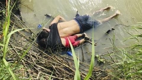 Μπαμπάς και κόρη αγκαλιά, στον απάνθρωπο δρόμο για έναν καλύτερο κόσμο…