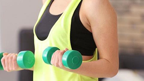 Αποκτήστε τέλεια μπράτσα με 5′ άσκησης την ημέρα